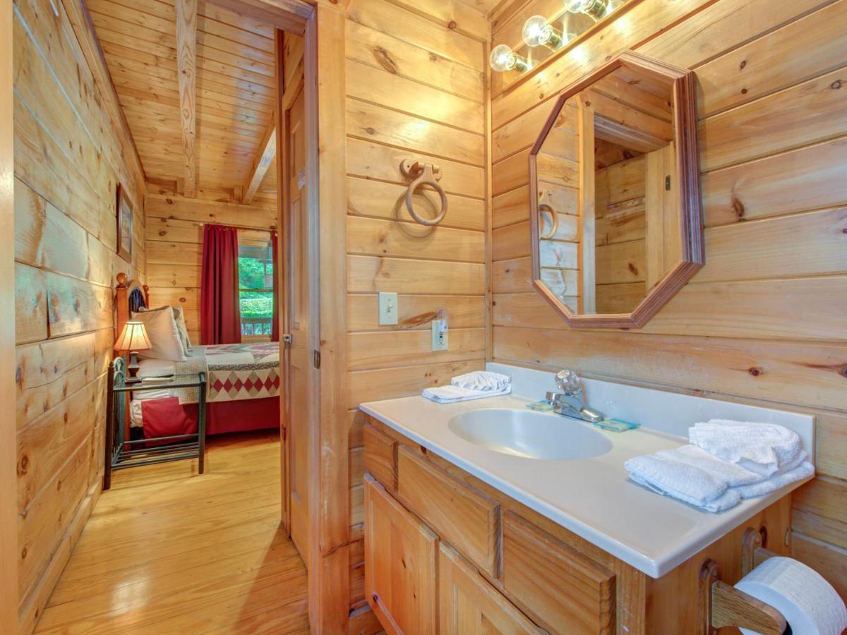 Bear Tracks, 2 Bedrooms, Hot Tub, Fireplace, Wifi, Jetted Tub, Sleeps 6 Gatlinburg Exterior photo